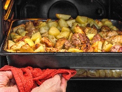 Печени пилешки крилца с картофи, бира и куркума на фурна - снимка на рецептата Печени пилешки крилца с картофи, бира и куркума на фурна - снимка на рецептата